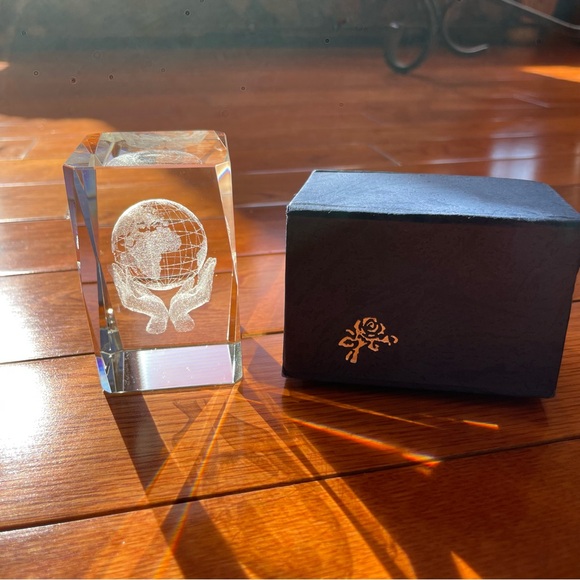 3D LASER ETCHED GLOBE IN HAND PAPERWEIGHT WITH GIFT BOX - Picture 9 of 9